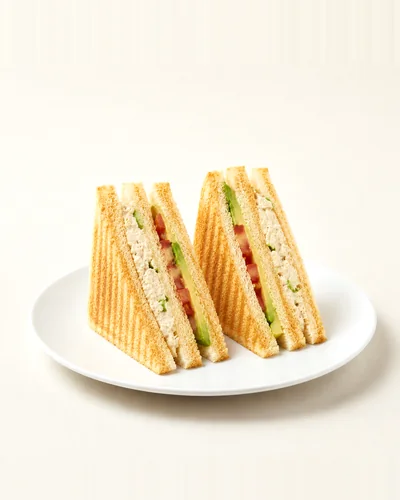 Triple fit de pollo, palta, tomate y huevo en pan tostado